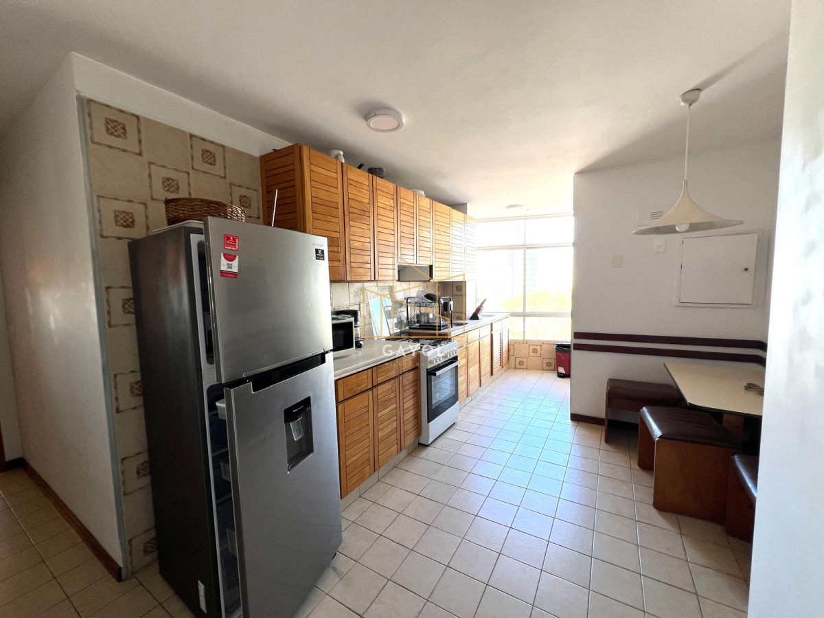 Apartamento ID.896 - apartamento en venta zona shopping punta, 2 dormitorios y dependencia