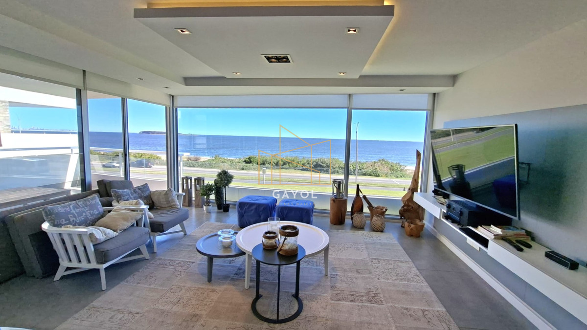 Apartamento ID.983 - Excepcional plata en primera linea mansa 