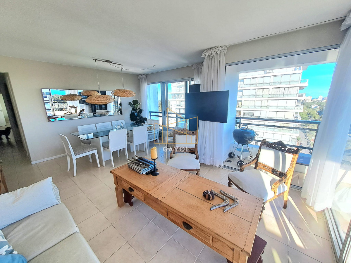 Apartamento ID.770 - Apartamento de tres dormitorios con balcon con  vista y garage en Roosevelt
