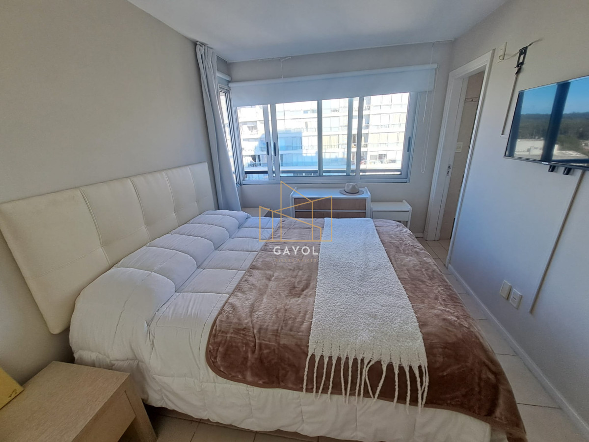 Apartamento ID.770 - Apartamento de tres dormitorios con balcon con  vista y garage en Roosevelt