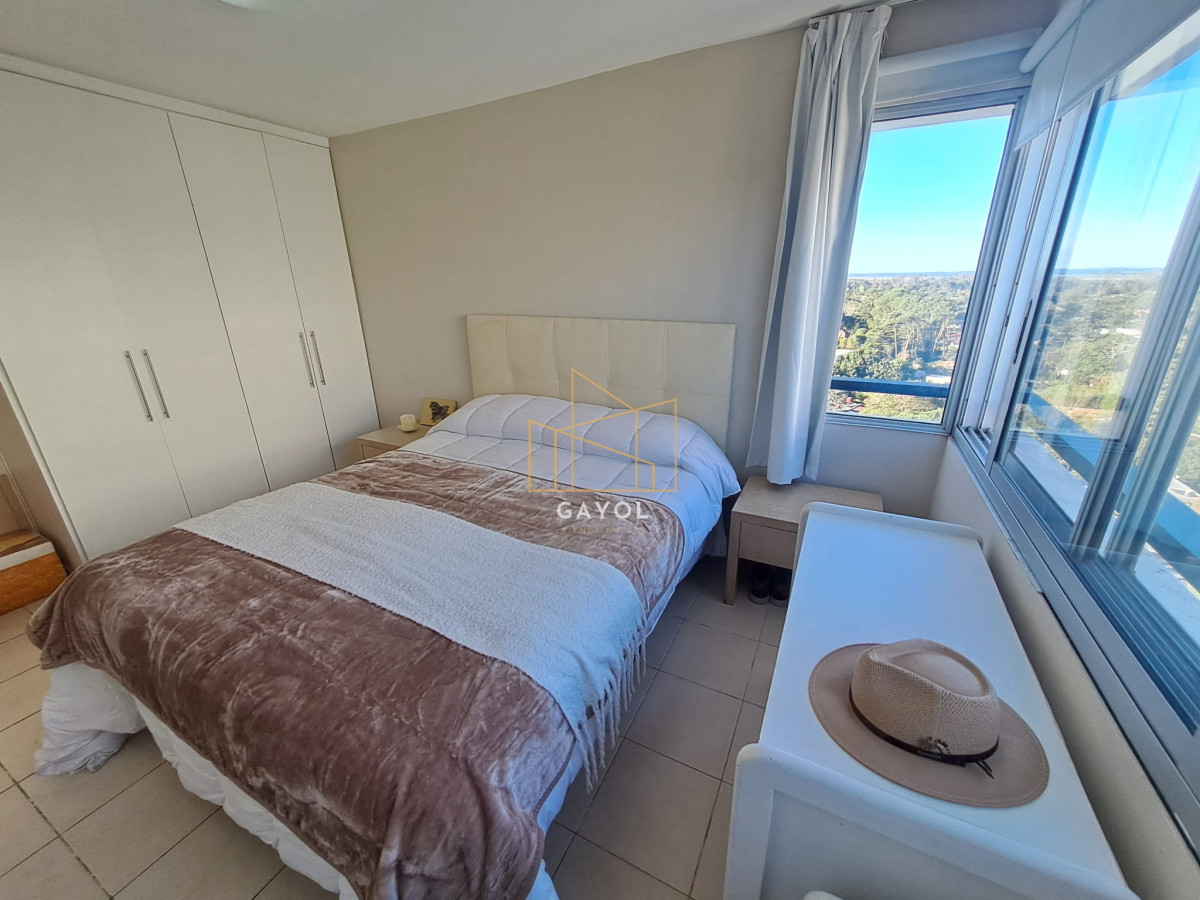 Apartamento ID.770 - Apartamento de tres dormitorios con balcon con  vista y garage en Roosevelt