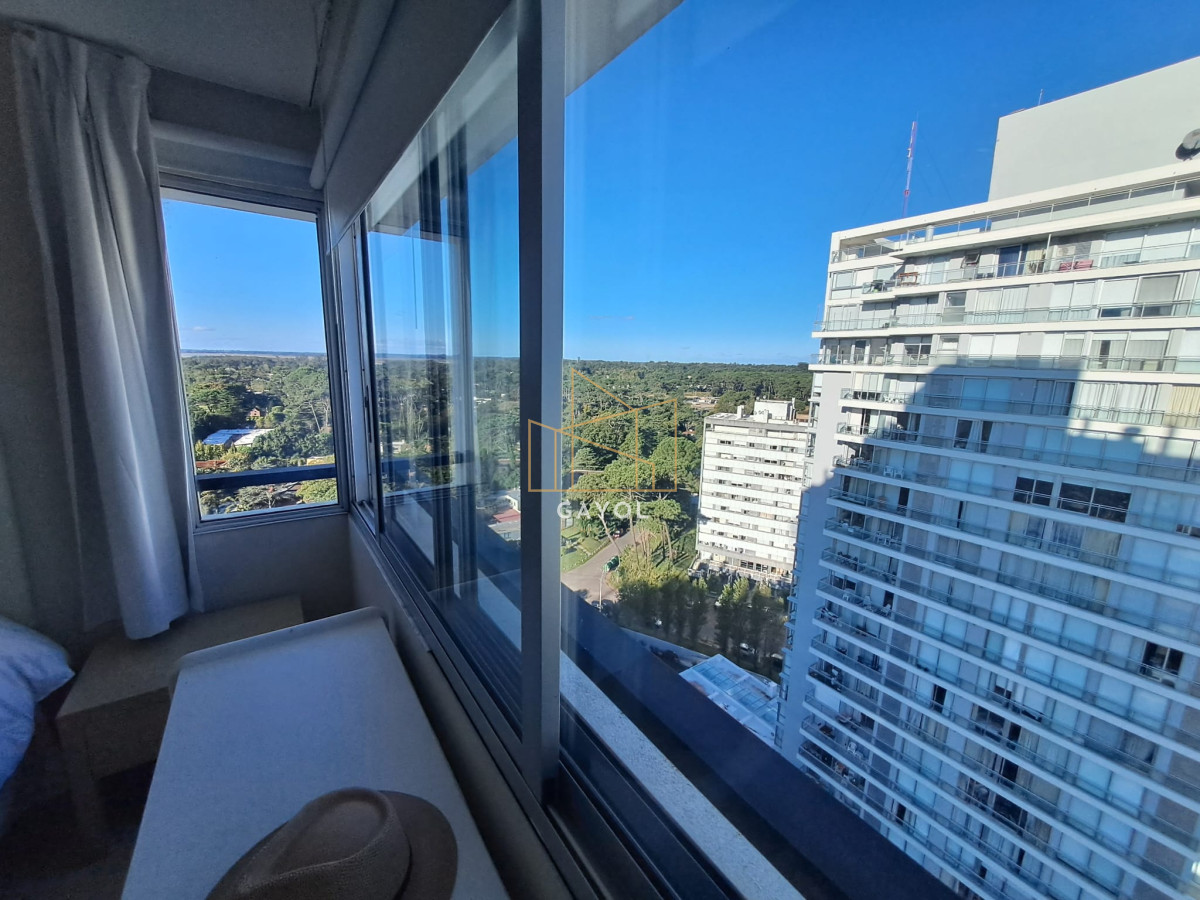 Apartamento ID.770 - Apartamento de tres dormitorios con balcon con  vista y garage en Roosevelt
