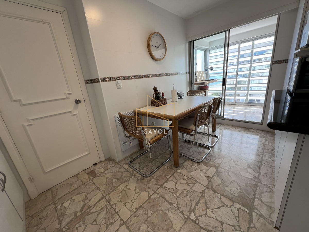 Apartamento ID.912 - Retasado. Espectacular apartamento en venta en primera linea mansa