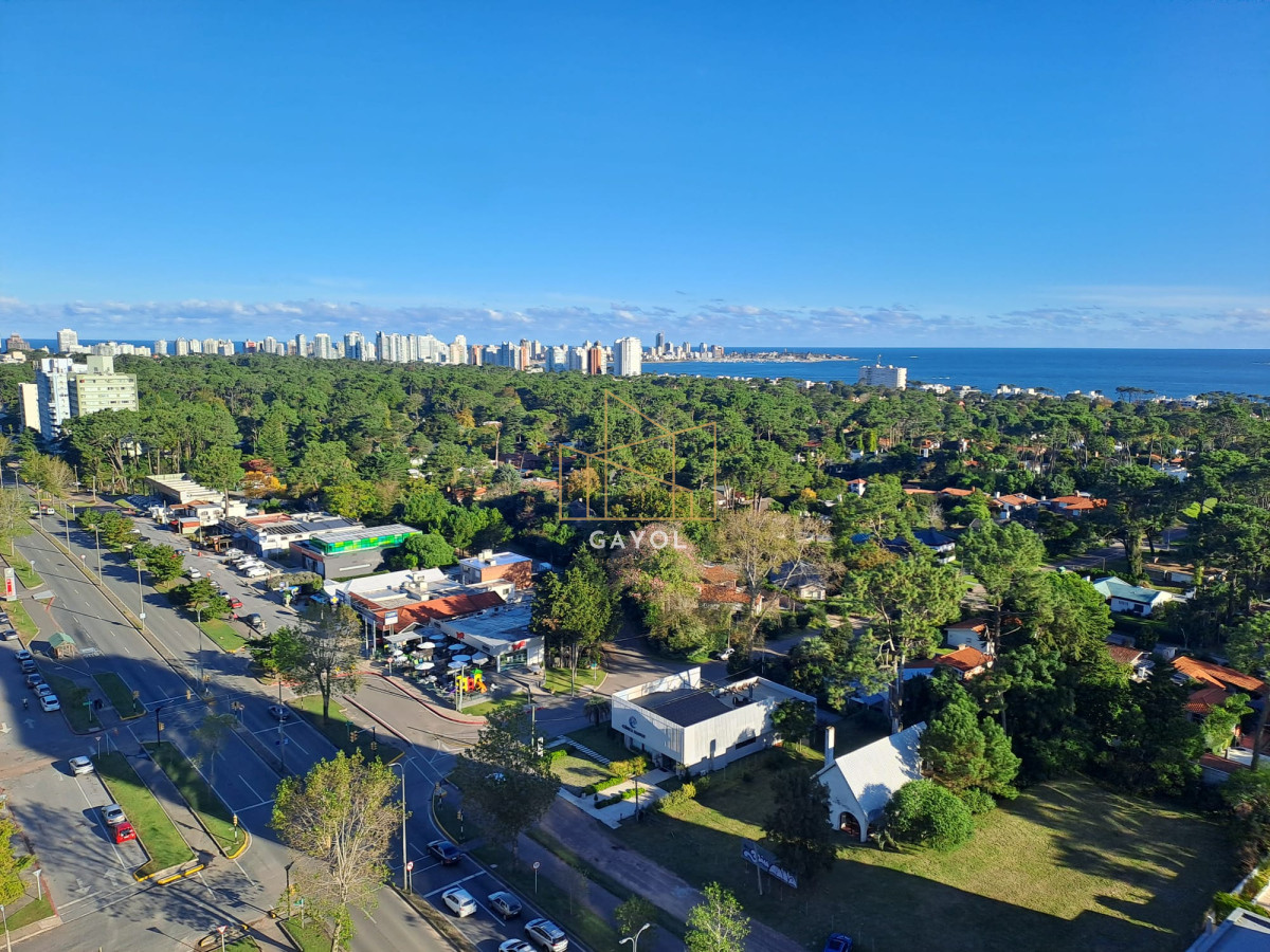 Apartamento ID.770 - Apartamento de tres dormitorios con balcon con  vista y garage en Roosevelt