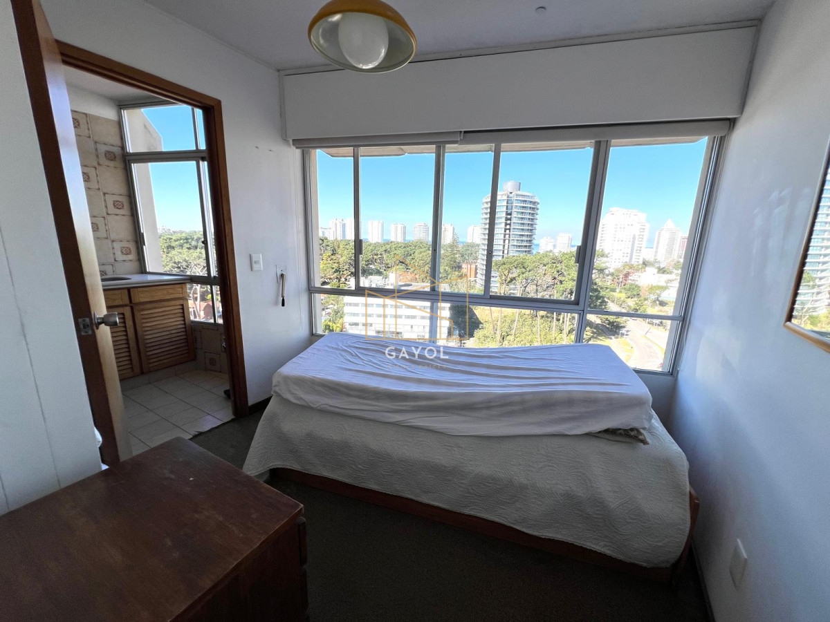 Apartamento ID.896 - apartamento en venta zona shopping punta, 2 dormitorios y dependencia