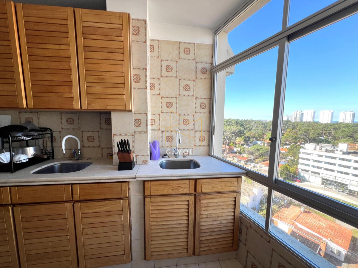 Apartamento ID.896 - apartamento en venta zona shopping punta, 2 dormitorios y dependencia