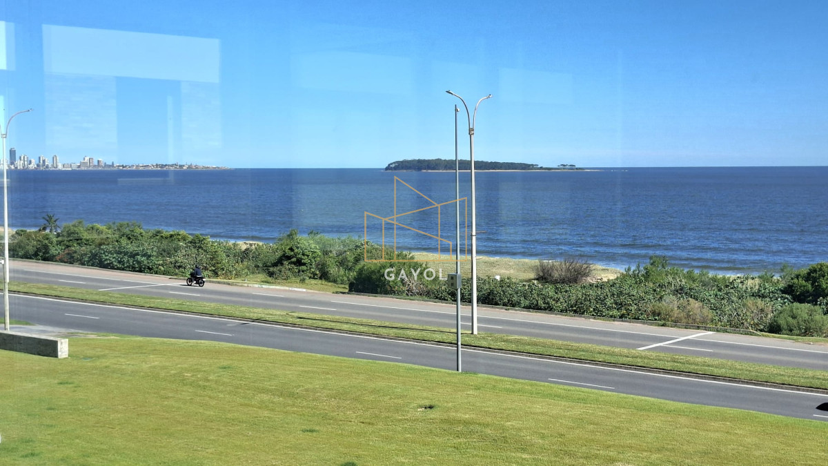 Apartamento ID.983 - Excepcional plata en primera linea mansa 