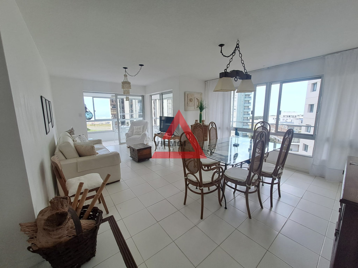 Apartamento ID.198 - Apartamento en Brava - Punta del Este con vista y parrillero. 