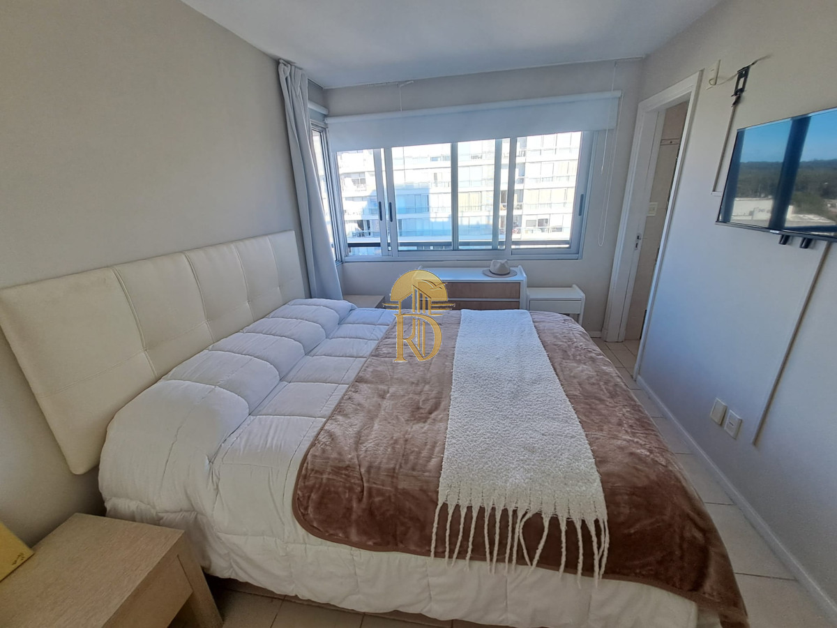 Apartamento de tres dormitorios con balcon con  vista y garage en Roosevelt -id-122-16