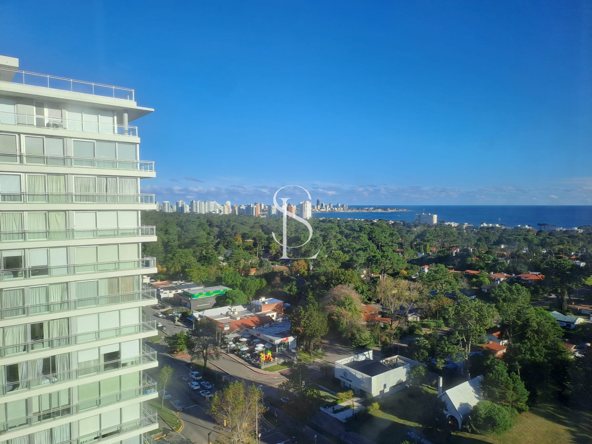 Apartamento ID.181 - Apartamento de tres dormitorios con balcon con  vista y garage en Roosevelt