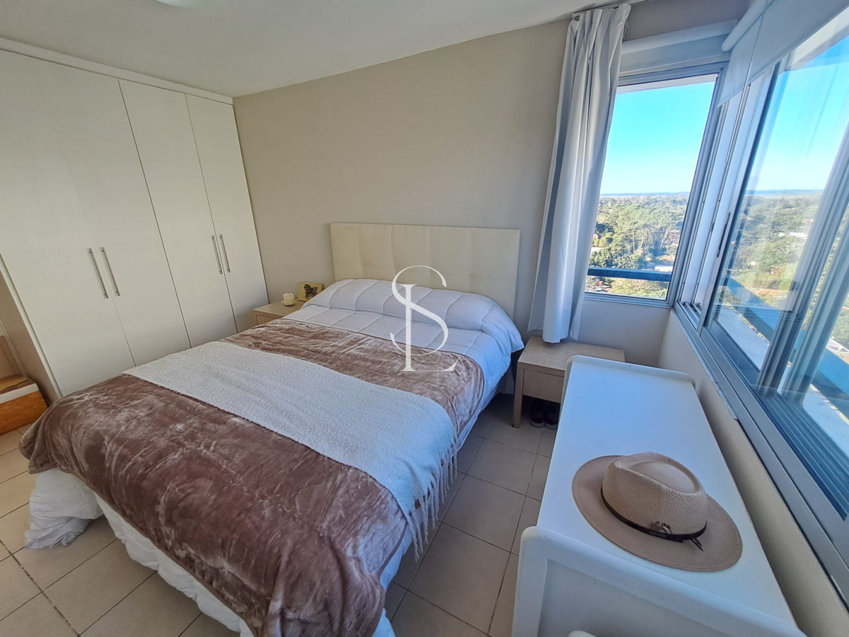 Apartamento ID.181 - Apartamento de tres dormitorios con balcon con  vista y garage en Roosevelt