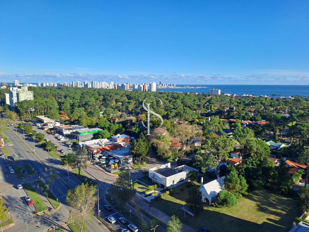 Apartamento ID.181 - Apartamento de tres dormitorios con balcon con  vista y garage en Roosevelt