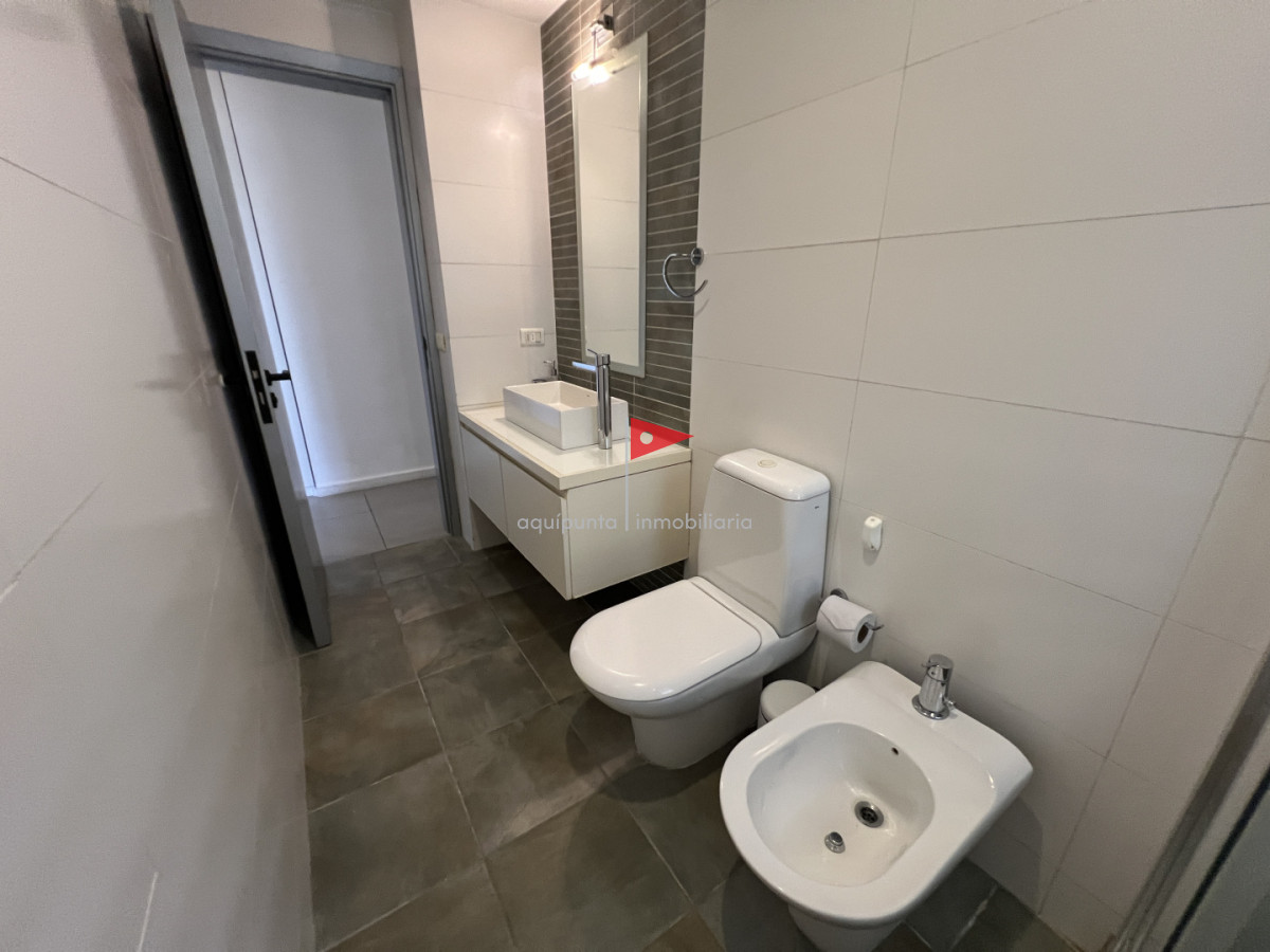 Apartamento ID.249 - Apartamento de 2 dormitorios 2 baños, en venta. Parrillero.