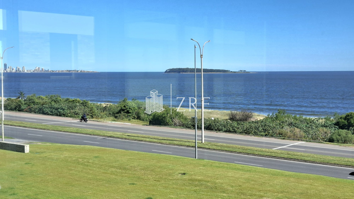 Apartamento ID.1032 - Venta apartamento 3 dormitorio en primera linea mansa, Punta del Este