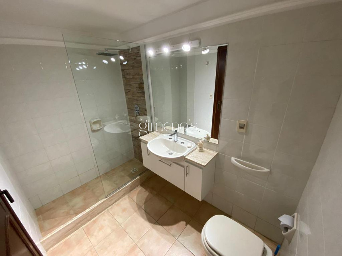Casa ID.1202 - Casa en Venta de 4 Dormitorios mas servicio - Barrio Lugano - Punta del Este 