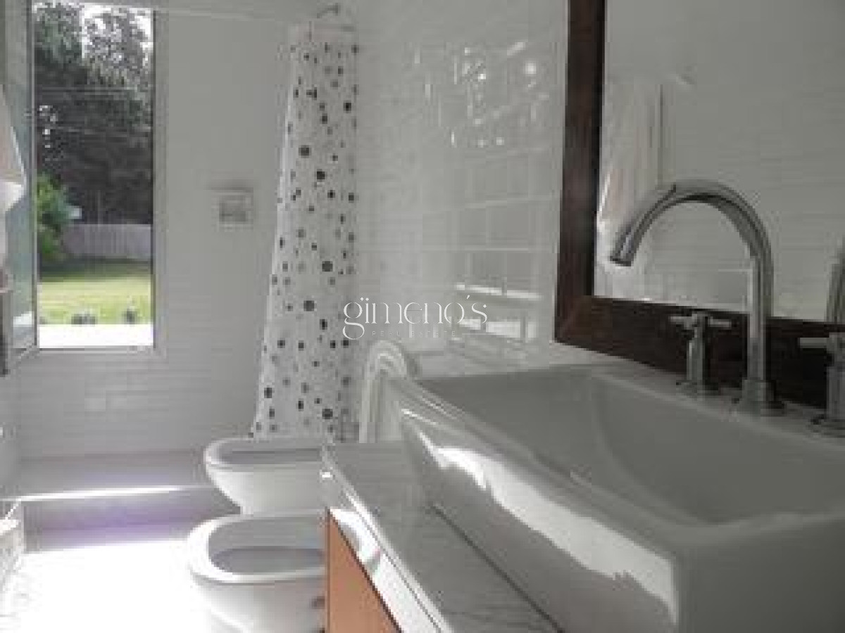 Casa ID.1200 - Casa en Venta 3 Dormitorios - Barrio Lugano - Punta del Este 
