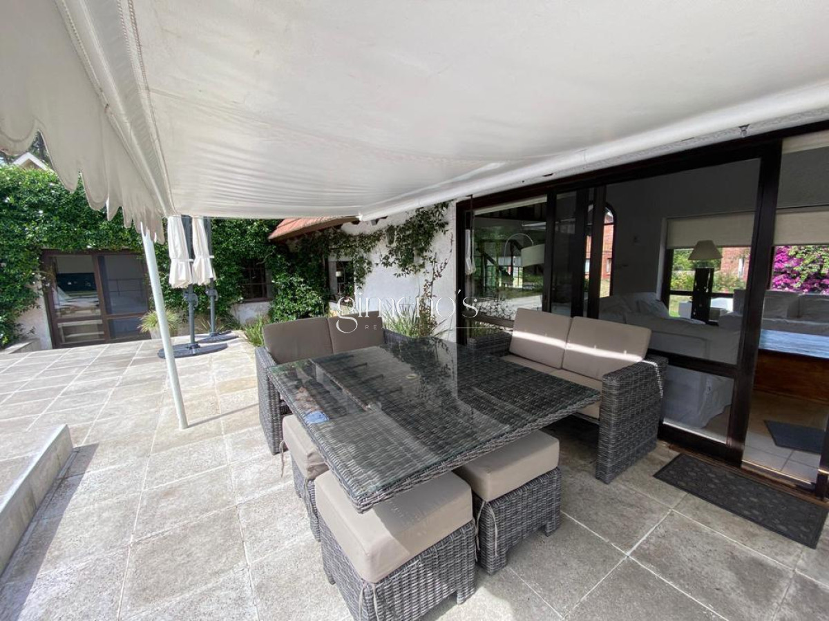 Casa ID.1202 - Casa en Venta de 4 Dormitorios mas servicio - Barrio Lugano - Punta del Este 