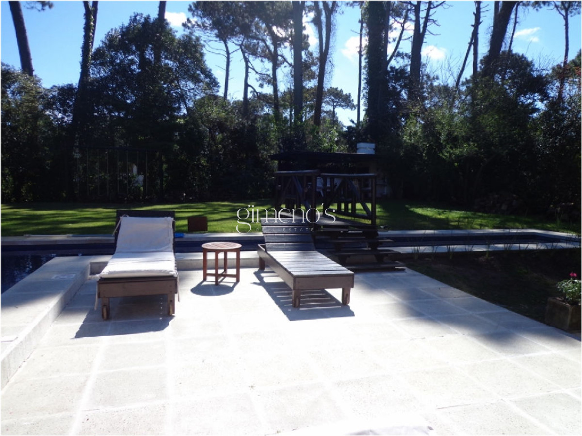 Casa ID.1202 - Casa en Venta de 4 Dormitorios mas servicio - Barrio Lugano - Punta del Este 