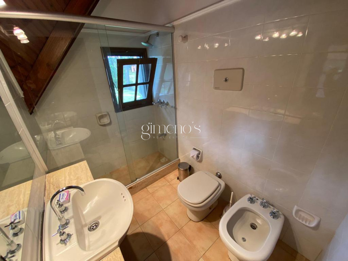 Casa ID.1202 - Casa en Venta de 4 Dormitorios mas servicio - Barrio Lugano - Punta del Este 