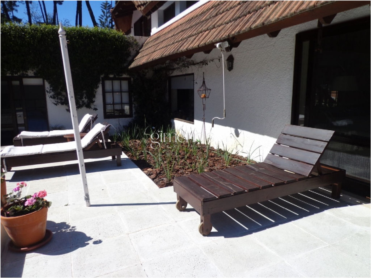 Casa ID.1202 - Casa en Venta de 4 Dormitorios mas servicio - Barrio Lugano - Punta del Este 