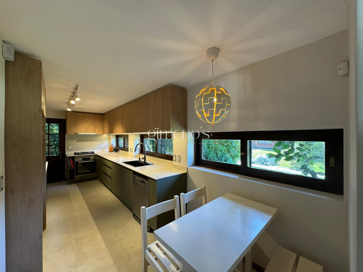 Casa ID.1202 - Casa en Venta de 4 Dormitorios mas servicio - Barrio Lugano - Punta del Este 