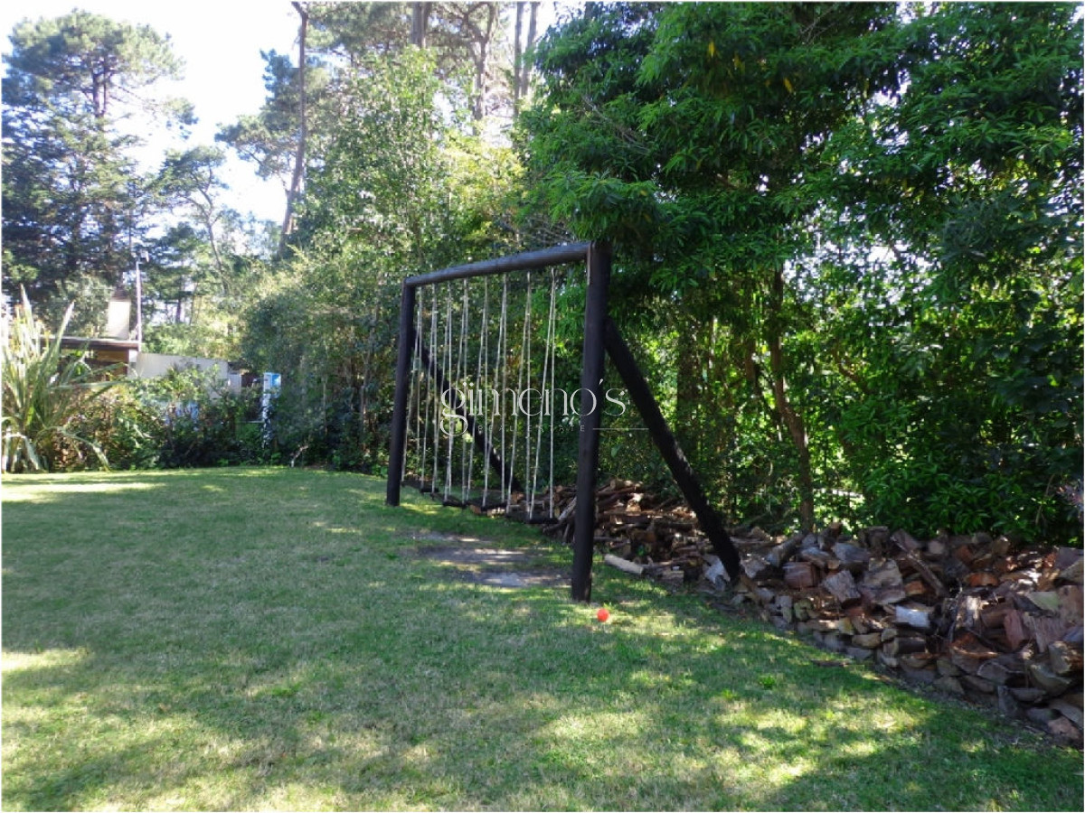 Casa ID.1202 - Casa en Venta de 4 Dormitorios mas servicio - Barrio Lugano - Punta del Este 
