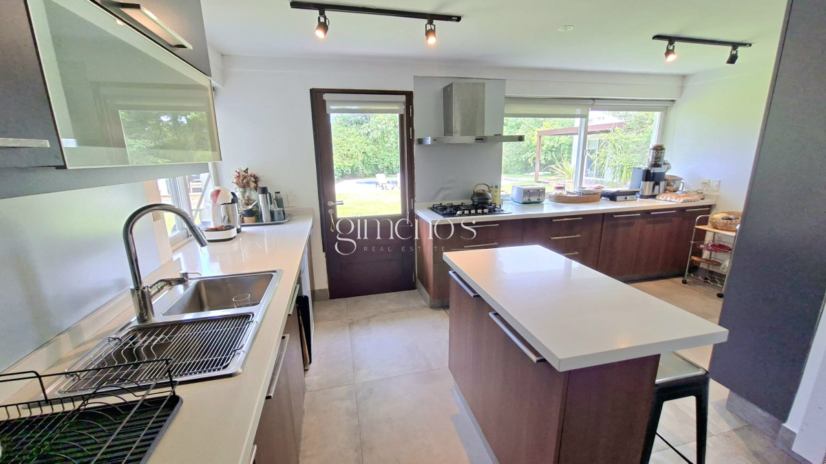Casa ID.1198 - Casa en Venta 8 Dormitorios - Punta del este - Lugano