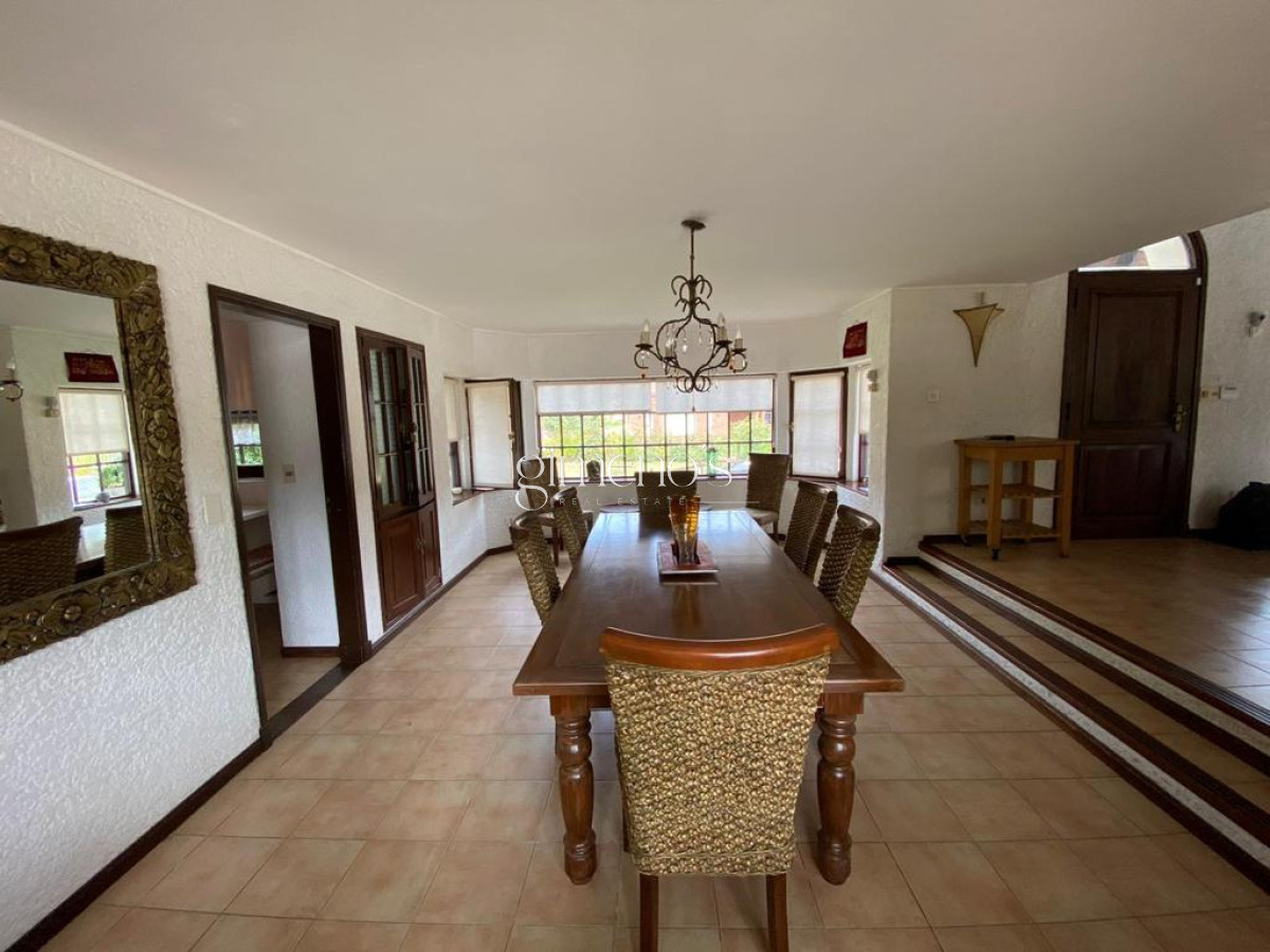Casa ID.1202 - Casa en Venta de 4 Dormitorios mas servicio - Barrio Lugano - Punta del Este 