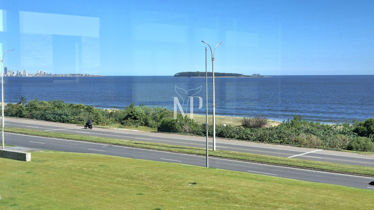 Apartamento ID.93 - Excepcional plata en primera linea mansa 