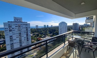 Apartamento de tres dormitorios con balcon con  vista y garage en Roosevelt