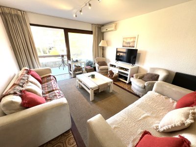apartamento en venta en playa mansa, dos dormitorios dos baños