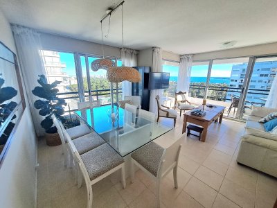 Apartamento de tres dormitorios con balcon con  vista y garage en Roosevelt