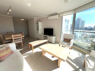apartamento en venta de 3 dormitorios 3 baños, zona shopping, punta del este