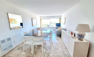 En venta primera linea playa mansa apartamento de 2 dormitorios y medio