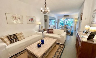 En venta, playa mansa, zona parada 16, de 3 dormitorios, con parrillero.