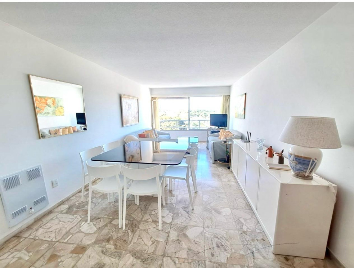 En venta primera linea playa mansa apartamento de 2 dormitorios y medio
