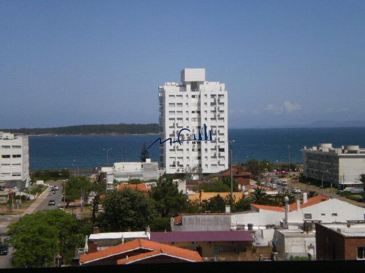 Apartamento ID.606 - VENTA TORRE TRIANGULO MANSA 2 dormitorios y 2 baños, garaje. Servicio de mucama