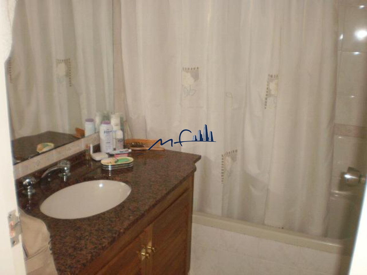 Apartamento ID.606 - VENTA TORRE TRIANGULO MANSA 2 dormitorios y 2 baños, garaje. Servicio de mucama