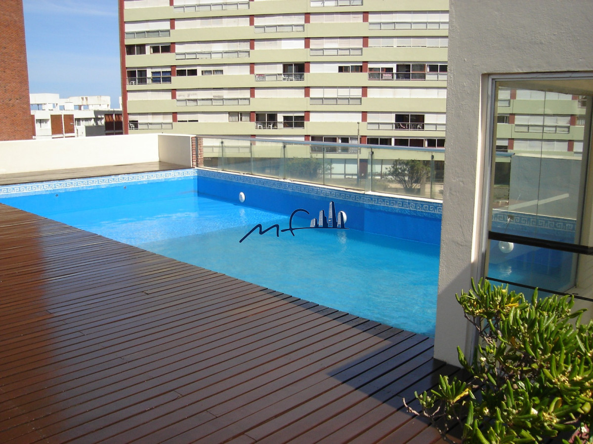 Apartamento ID.606 - VENTA TORRE TRIANGULO MANSA 2 dormitorios y 2 baños, garaje. Servicio de mucama