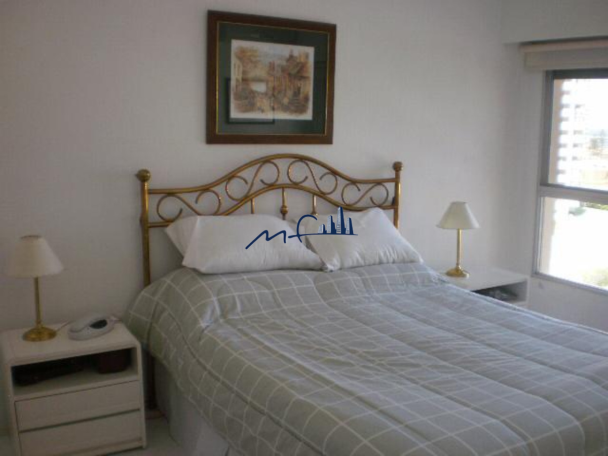 Apartamento ID.606 - VENTA TORRE TRIANGULO MANSA 2 dormitorios y 2 baños, garaje. Servicio de mucama