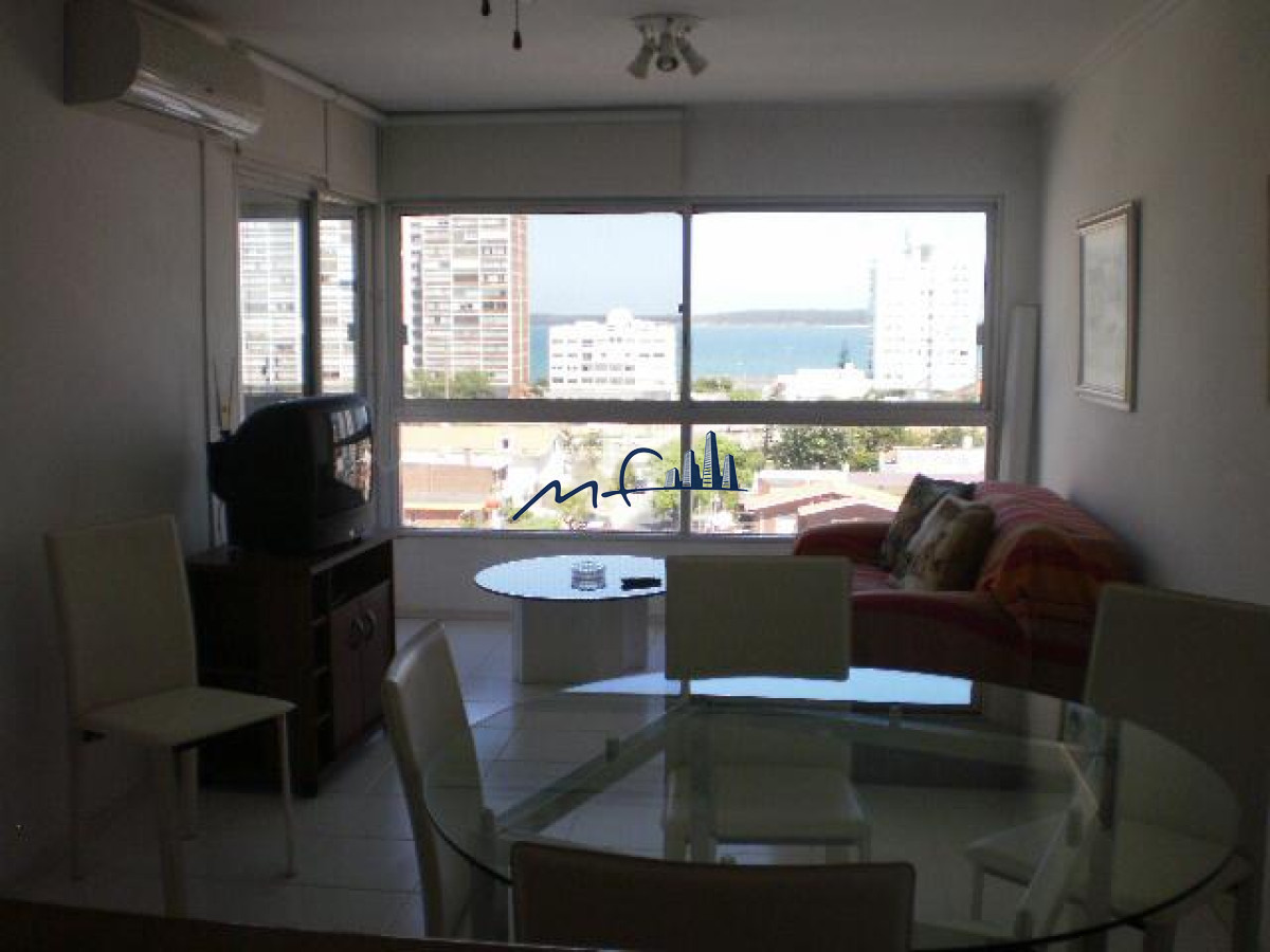 Apartamento ID.606 - VENTA TORRE TRIANGULO MANSA 2 dormitorios y 2 baños, garaje. Servicio de mucama