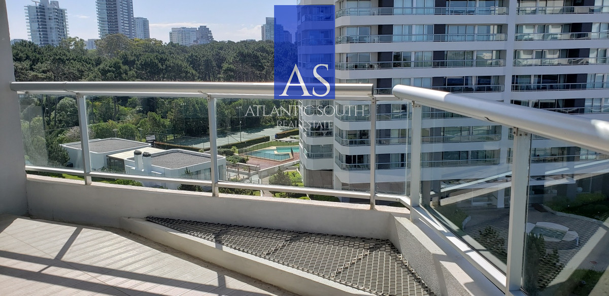 Apartamento ID.4140 - Apartamento en torre de categoría espectacular vista parrillero propio 2 dormitorios + dependencia Playa Brava Punta del Este