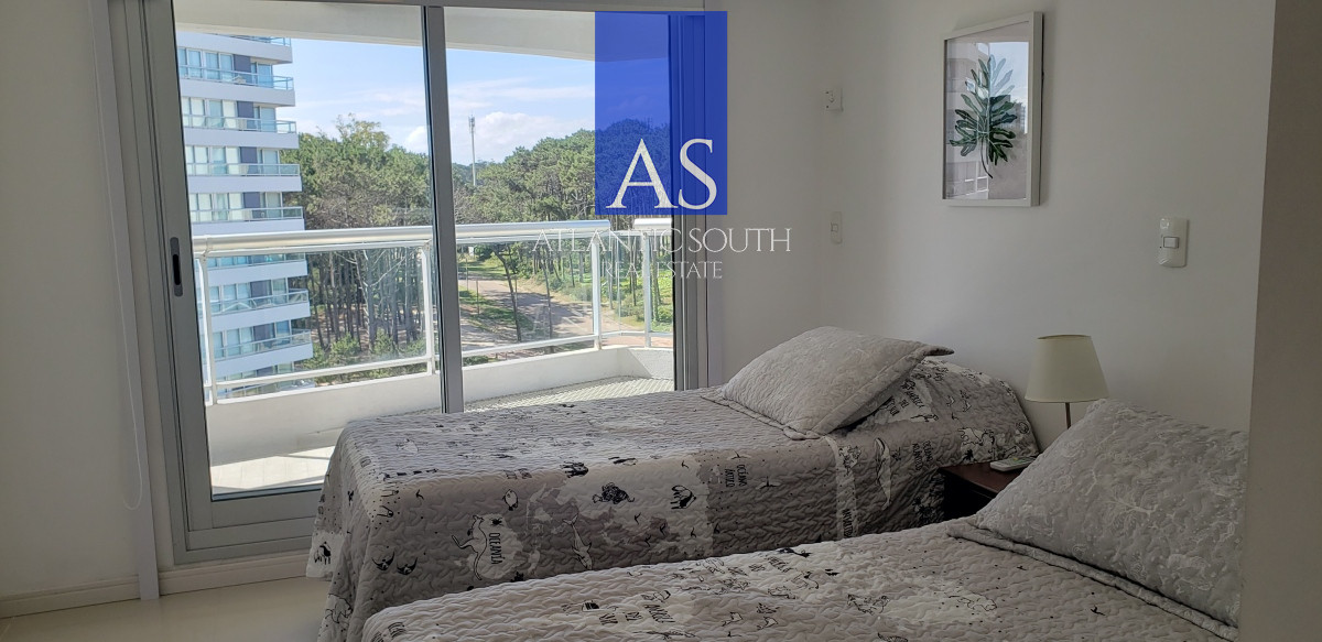 Apartamento ID.4140 - Apartamento en torre de categoría espectacular vista parrillero propio 2 dormitorios + dependencia Playa Brava Punta del Este