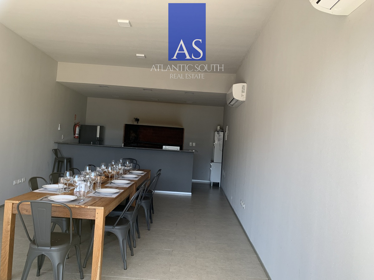 Apartamento ID.4140 - Apartamento en torre de categoría espectacular vista parrillero propio 2 dormitorios + dependencia Playa Brava Punta del Este