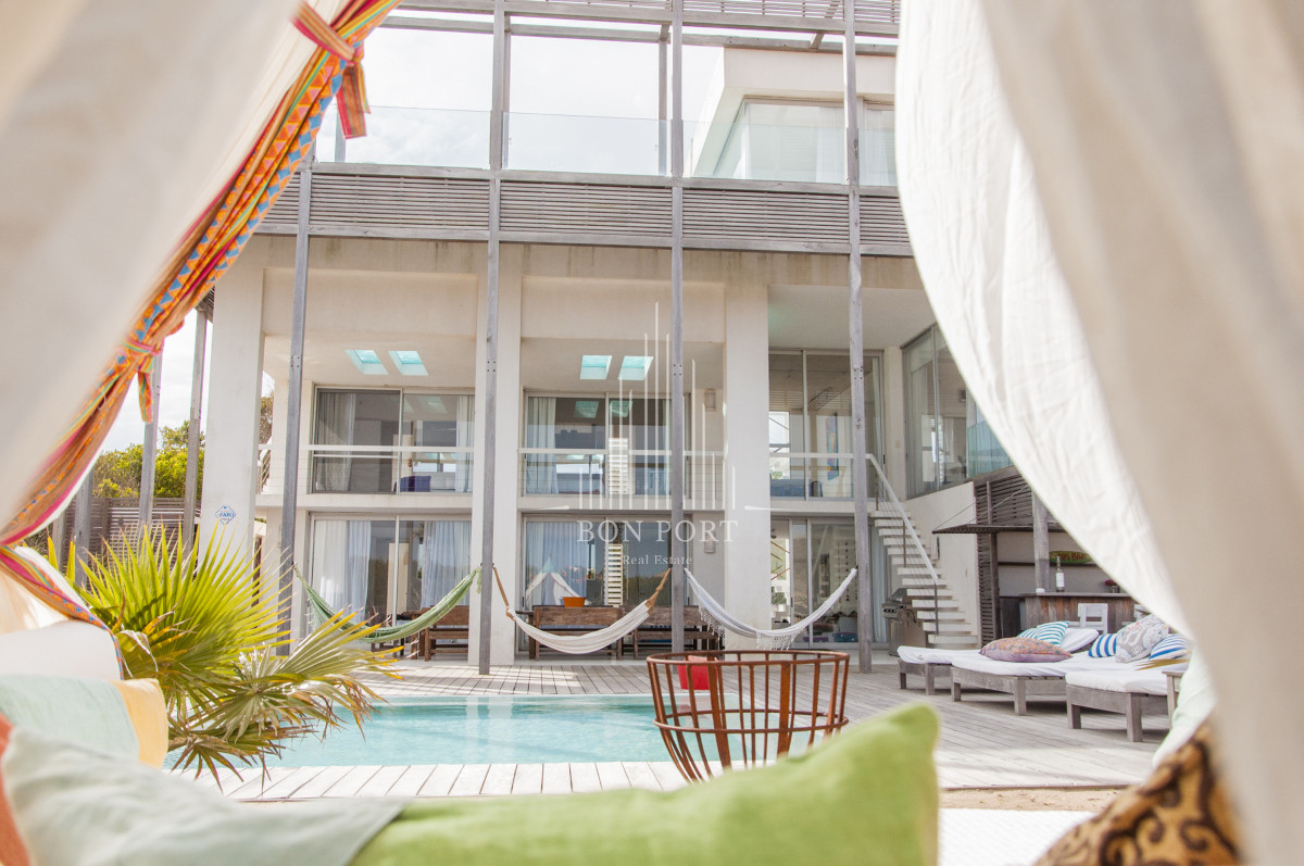Casa ID.78 - Una joya arquitectónica sobre el mar.