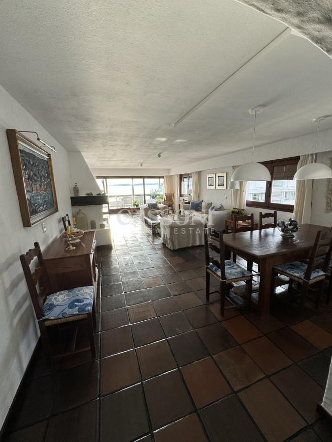 Apartamento ID.2178 - Frente a Puerto, Amplio Piso, Estilo Casa Clásica Esteña 
