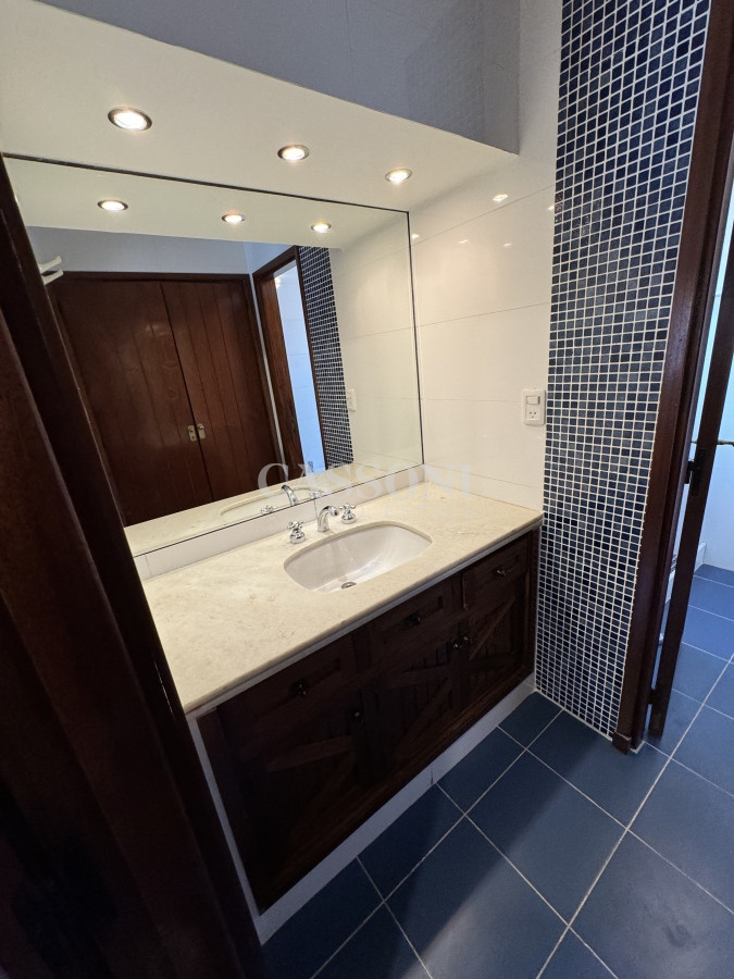 Apartamento ID.2178 - Frente a Puerto, Amplio Piso, Estilo Casa Clásica Esteña 