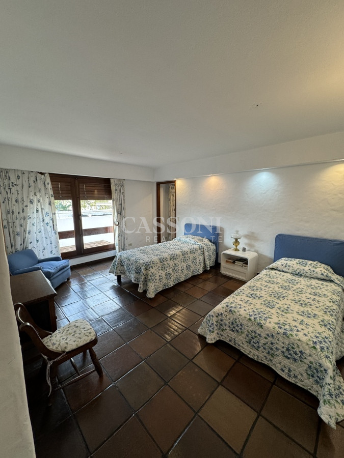 Apartamento ID.2178 - Frente a Puerto, Amplio Piso, Estilo Casa Clásica Esteña 