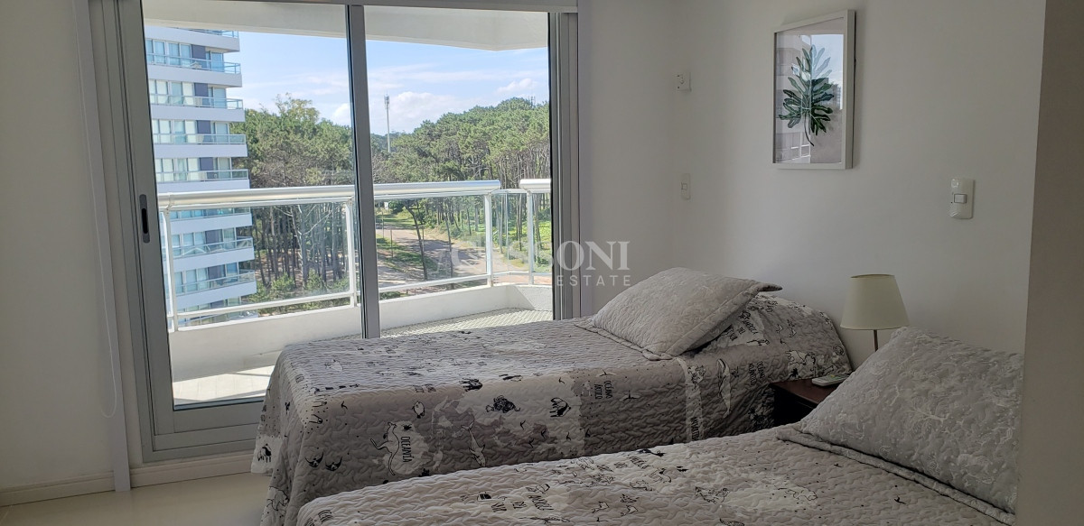 Apartamento ID.1568 - Venta, 2 Dormitorios y Dependencia, Playa Brava 