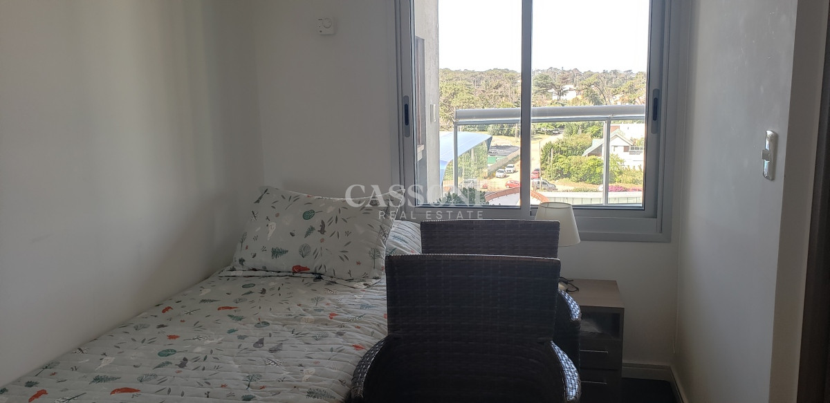 Apartamento ID.1568 - Venta, 2 Dormitorios y Dependencia, Playa Brava 